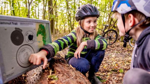Børn ved lyttepost langs Mammut trail