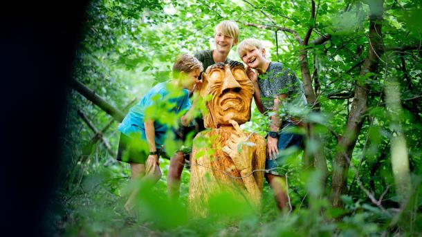 Træskulptur af ellepigen