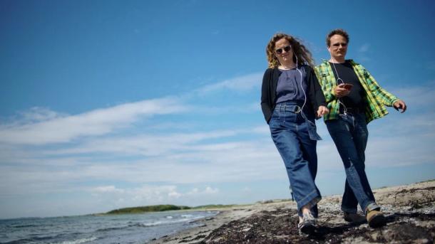 Par lytter til lydvandring langs kysten