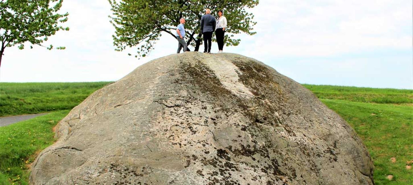 Damestenen med mennesker på toppen. Geopark Det Sydfynske Øhav